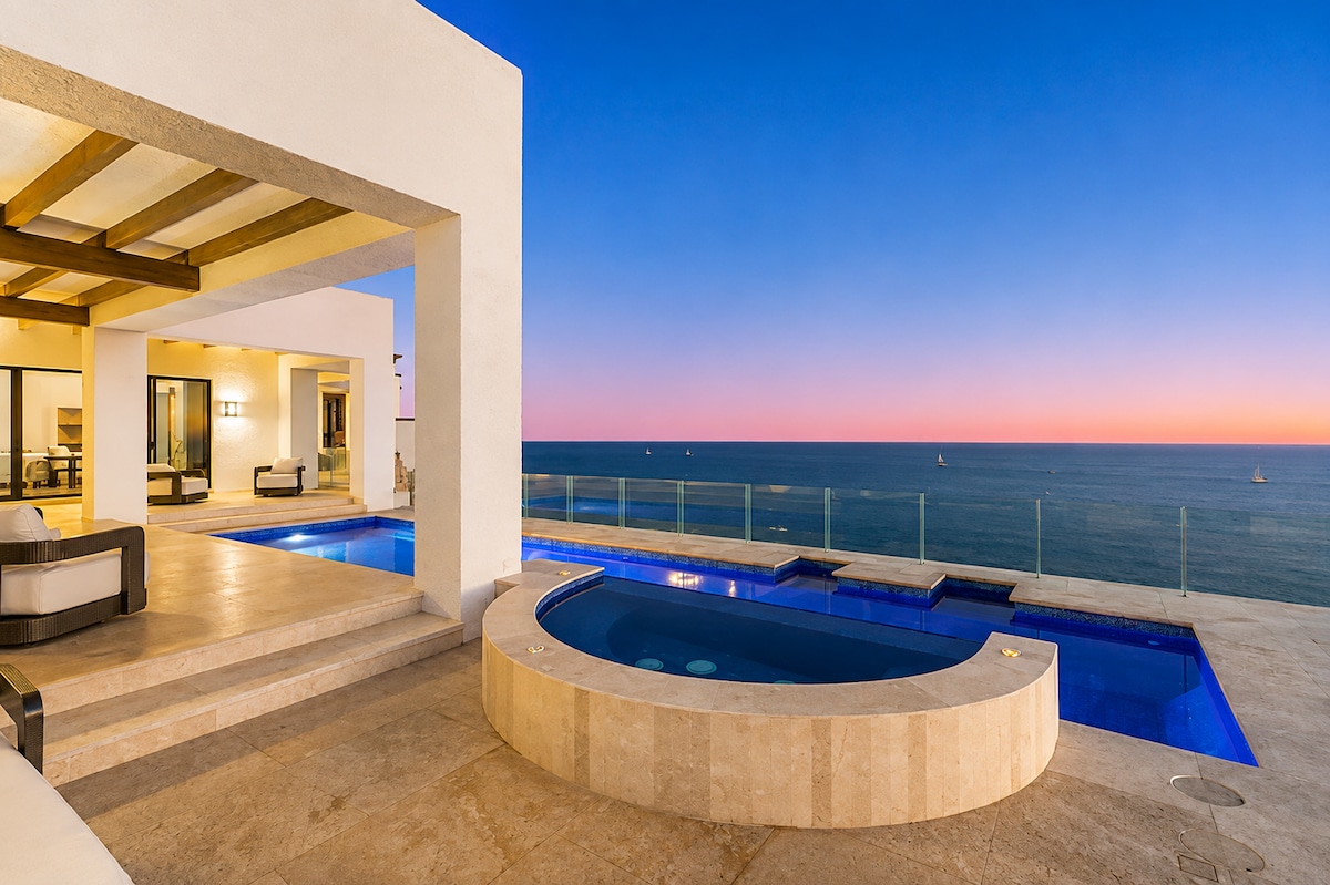 VIP Cliffside Villa Pedregal infinity pool and jacuzzi at sunset